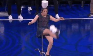 中国杂技大妈WNBA表演时不慎坠落，被搀扶离场！已效力NBA超30年